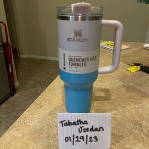 Brand new with tags. Stanley 40 oz 2.0 in pool ombré. Perfect condition